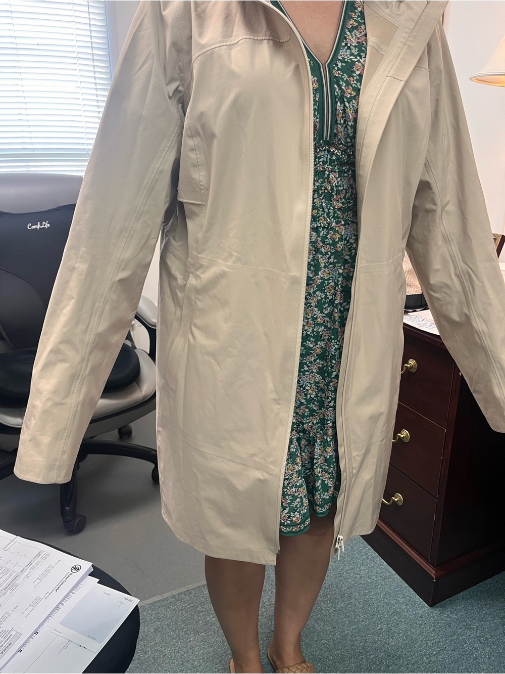 lululemon athletica Women's Hooded Raincoat in Trench - Picture 15 of 16